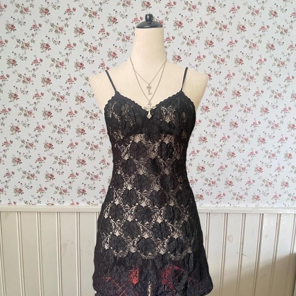 Dresses & Skirts - vintage black lace dress